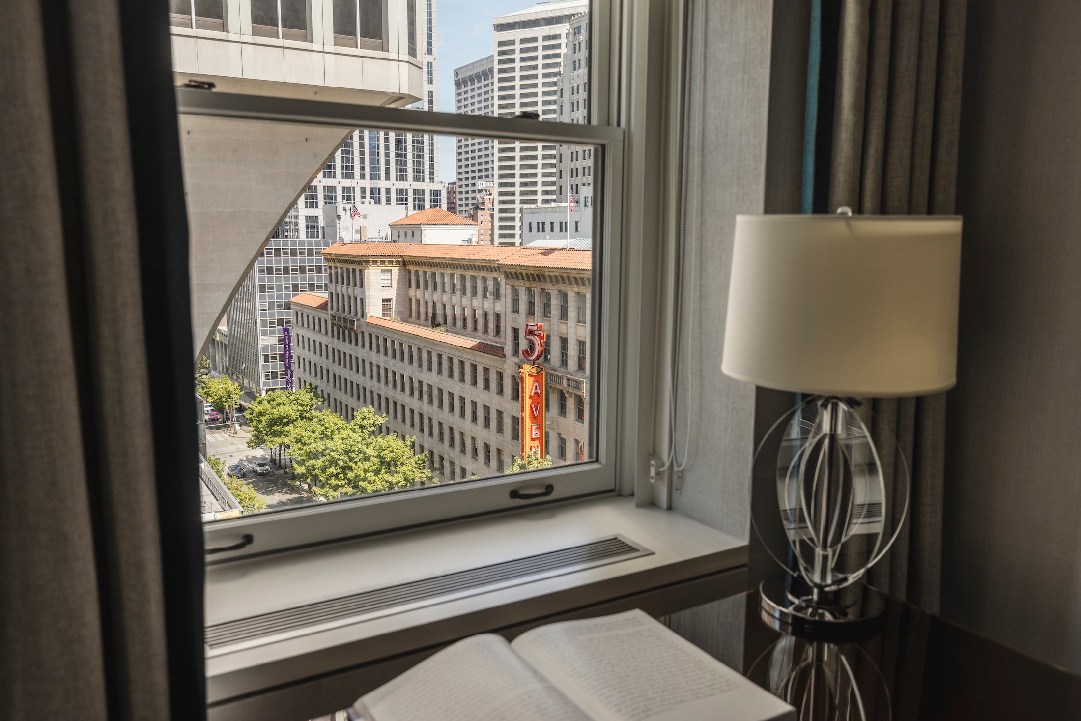 Deluxe Corner Room 1 King 3