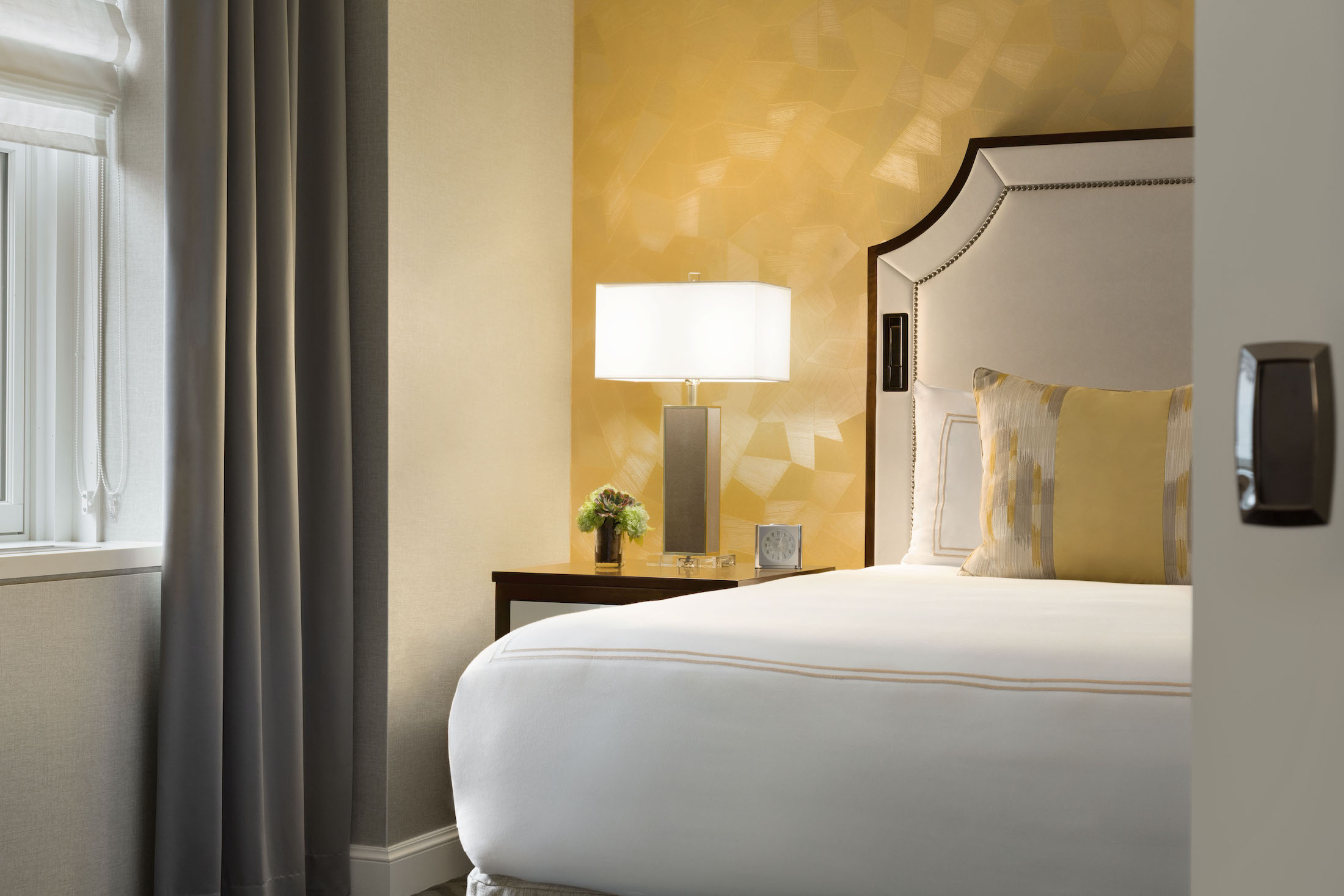 Signature View Junior Suite 1 King 7
