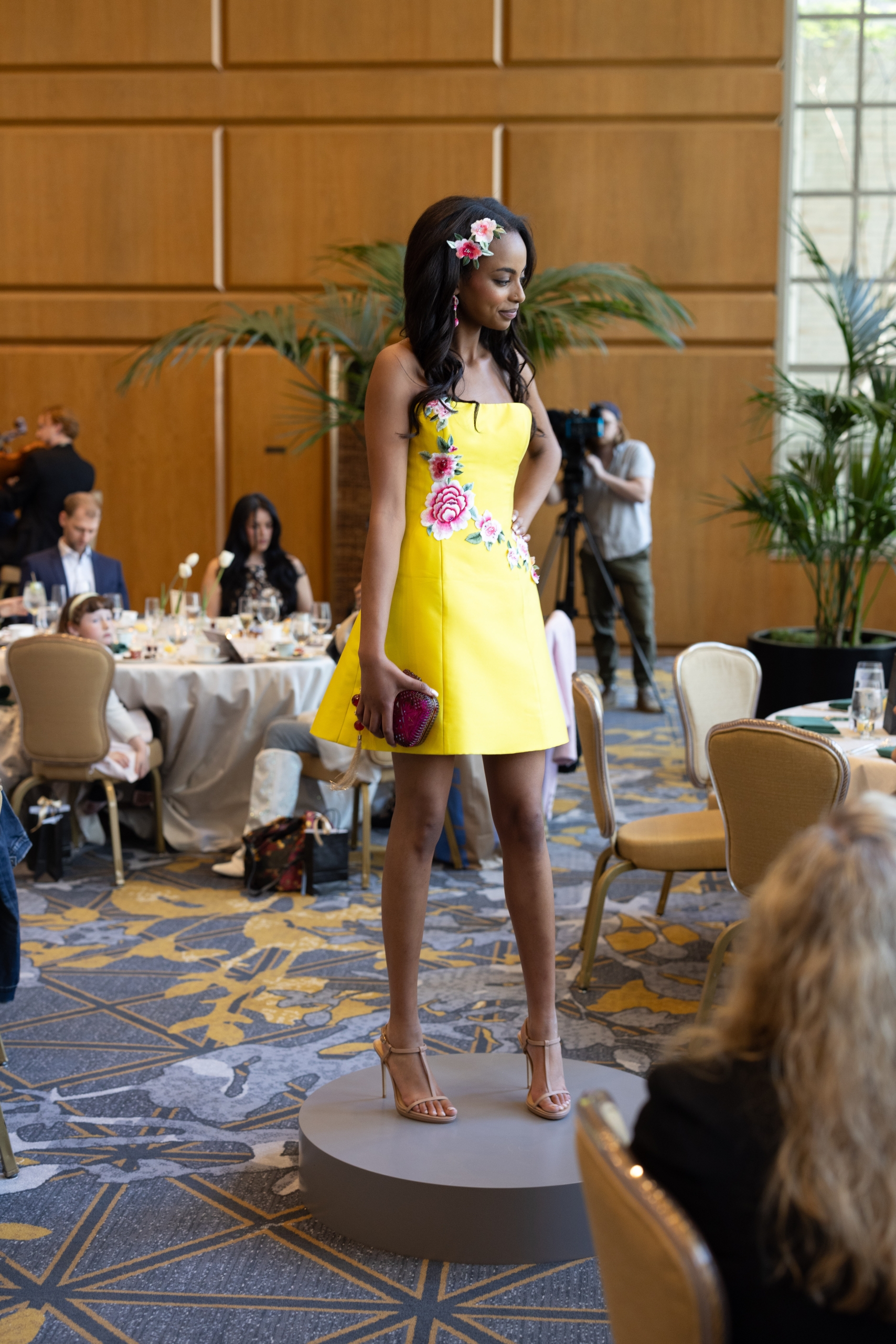 Yellow short dress model